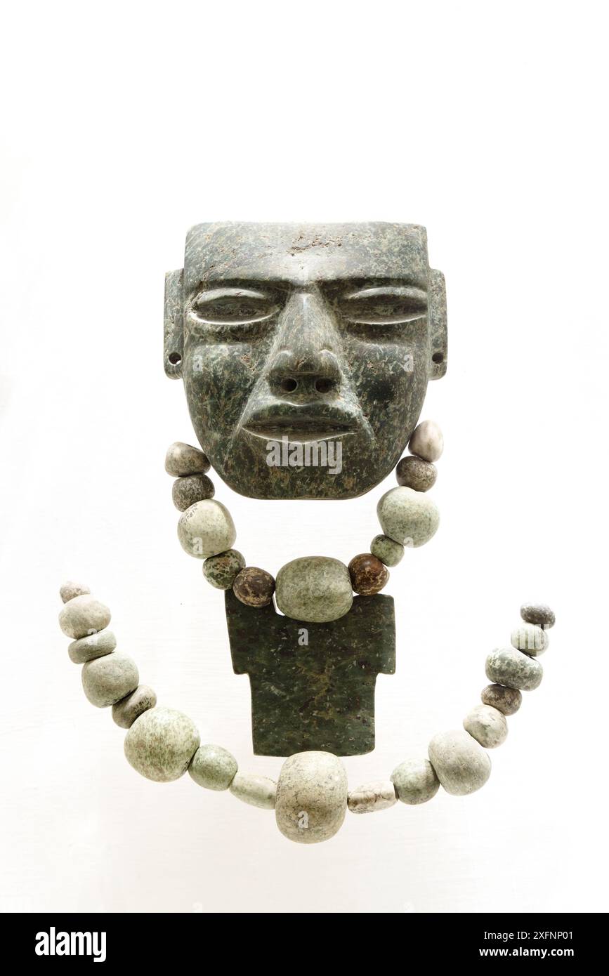 Maschera maya e cordone di perline, indossati dalla nobiltà maya a Xochicalco, città maya, 600AD-900AD, Morelos, Messico. Oggetto d'arte Maya, Museo Xochicalco Foto Stock