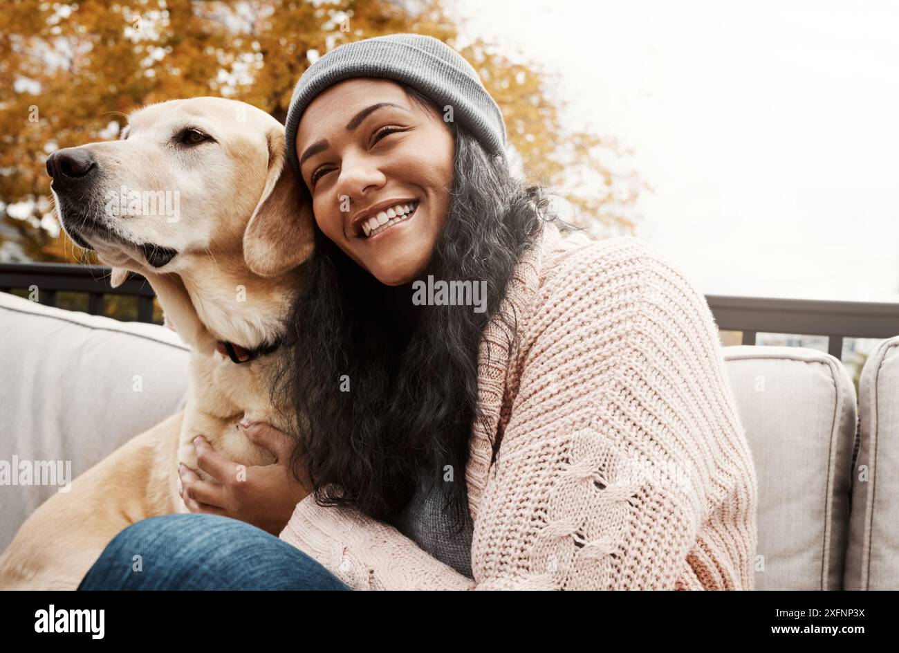Felicità, donna e cane sulla panchina per abbraccio, adozione e lealtà in giardino. Salute mentale, persona femminile e animale di supporto emotivo in autunno con Foto Stock
