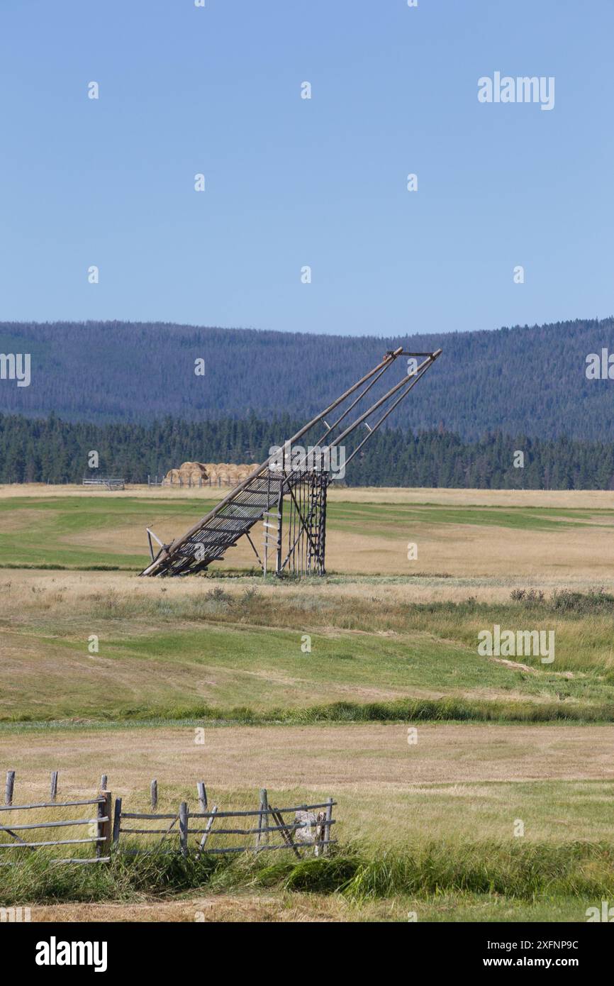 Impilatore di fieno "Beaverslide" abbandonato. Il 'Sunny Slope Slide Stacker' è stato brevettato nel 1909. Un grande miglioramento nella gestione del fieno, State Route 141, MT. Foto Stock