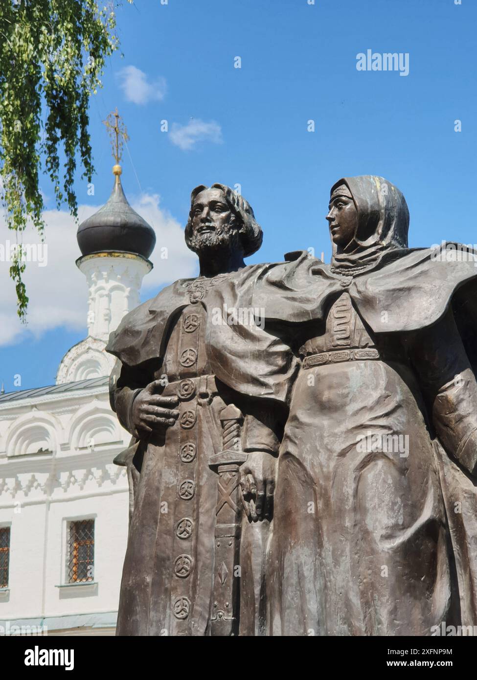 Russia, Murom, 4 giugno 2023: Monumento a Pietro e Fevronia, regione di Vladimir, Convento della Santissima Trinità a Murom. Giornata della famiglia e della fedeltà. Foto Stock Russia, Murom, 4 giugno 2023: Monumento a Pietro e Fevronia, regione di Vladimir, Convento della Santissima Trinità a Murom. Giornata della famiglia e della fedeltà. Foto Stock