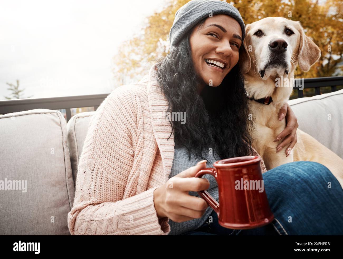 Felicità, donna e cane sulla panchina per abbraccio, caffè e lealtà in giardino. Salute mentale, persona femminile e animale di supporto emotivo in autunno per Foto Stock