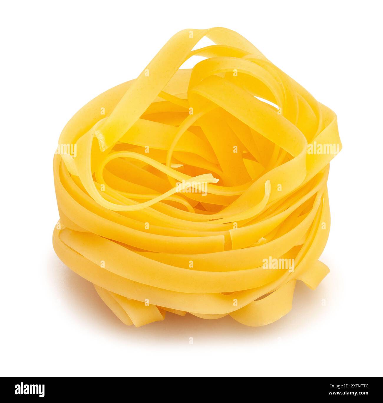 sentiero delle tagliatelle di pasta isolato sul bianco Foto Stock