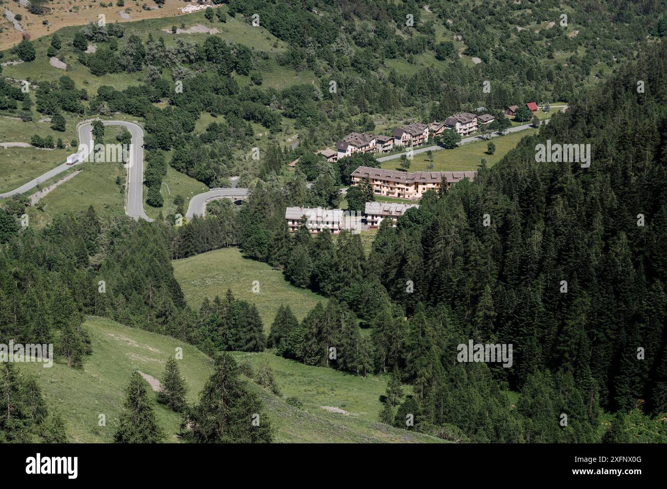 Il comune di Bersezio visto dall'alto, nell'alta valle della Stura, nel cuore delle Alpi marittime (Cuneo, Piemonte, Italia) Foto Stock