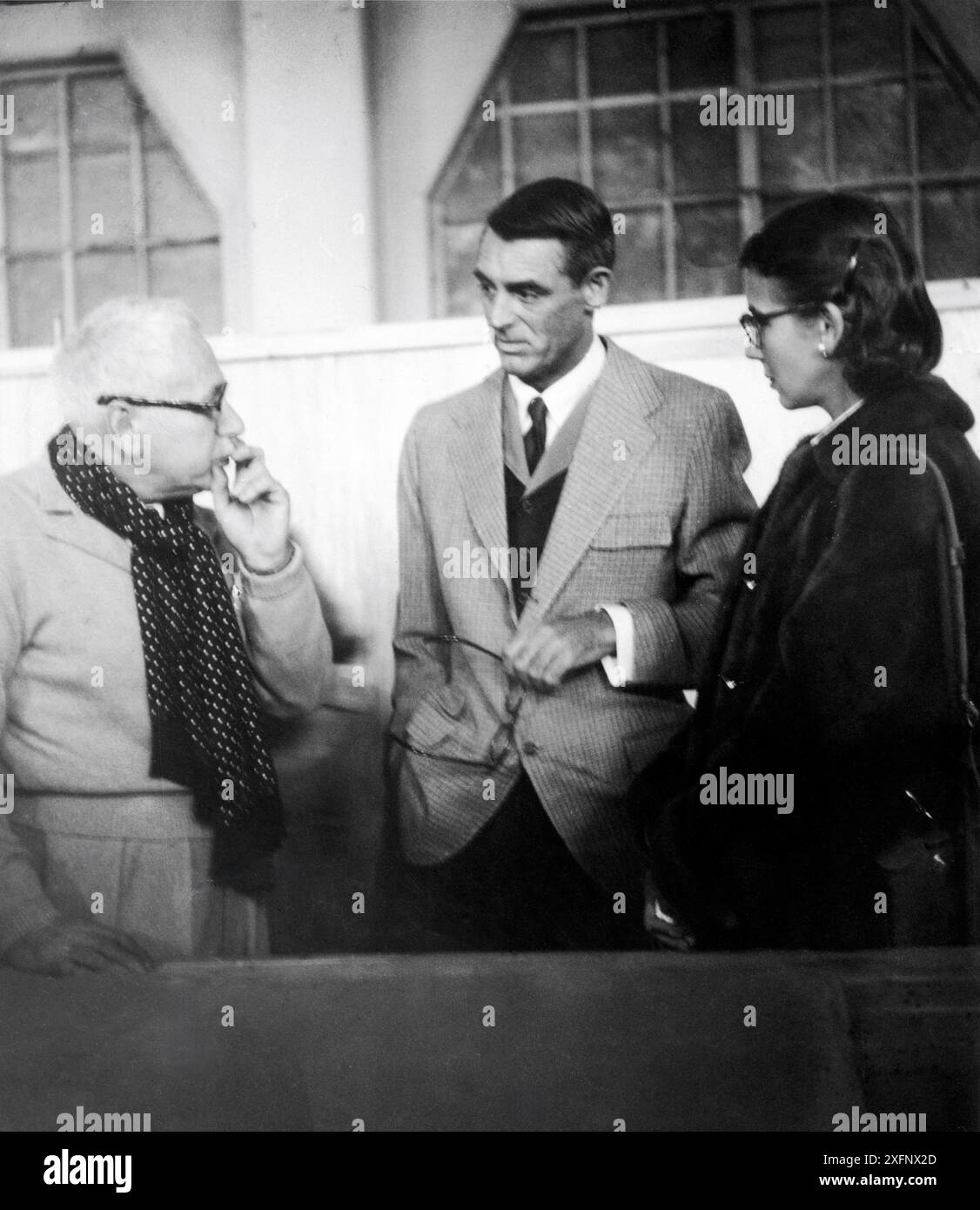 Regista JOSEF von STERBERG in Giappone con i visitatori del set CARY GRANT e la sua terza moglie BETSY DRAKE mentre stava filmando ANATAHAN / LA SAGA DI ANATAHAN 1953 regista / cinematografia / sceneggiatura JOSEF von STERNBERG romanzo Younghill Kang e Michiro Maruyama Daiwa / Towa Foto Stock