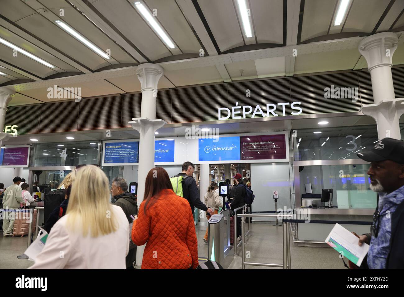Eurostar parte da St Pancras International, nel nord di Londra, Regno Unito Foto Stock