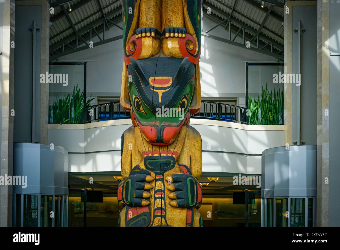 Totem Pole scolpito dall'artista Tony Hunt, Victoria Conference Centre, Victoria, Vancouver Island, British Columbia, Canada Foto Stock