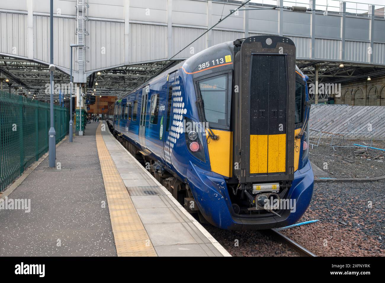 Un treno Scotrail, Classe 385 - numero 113, alla stazione di Waverley, Edimburgo, Scozia, Regno Unito. Foto Stock