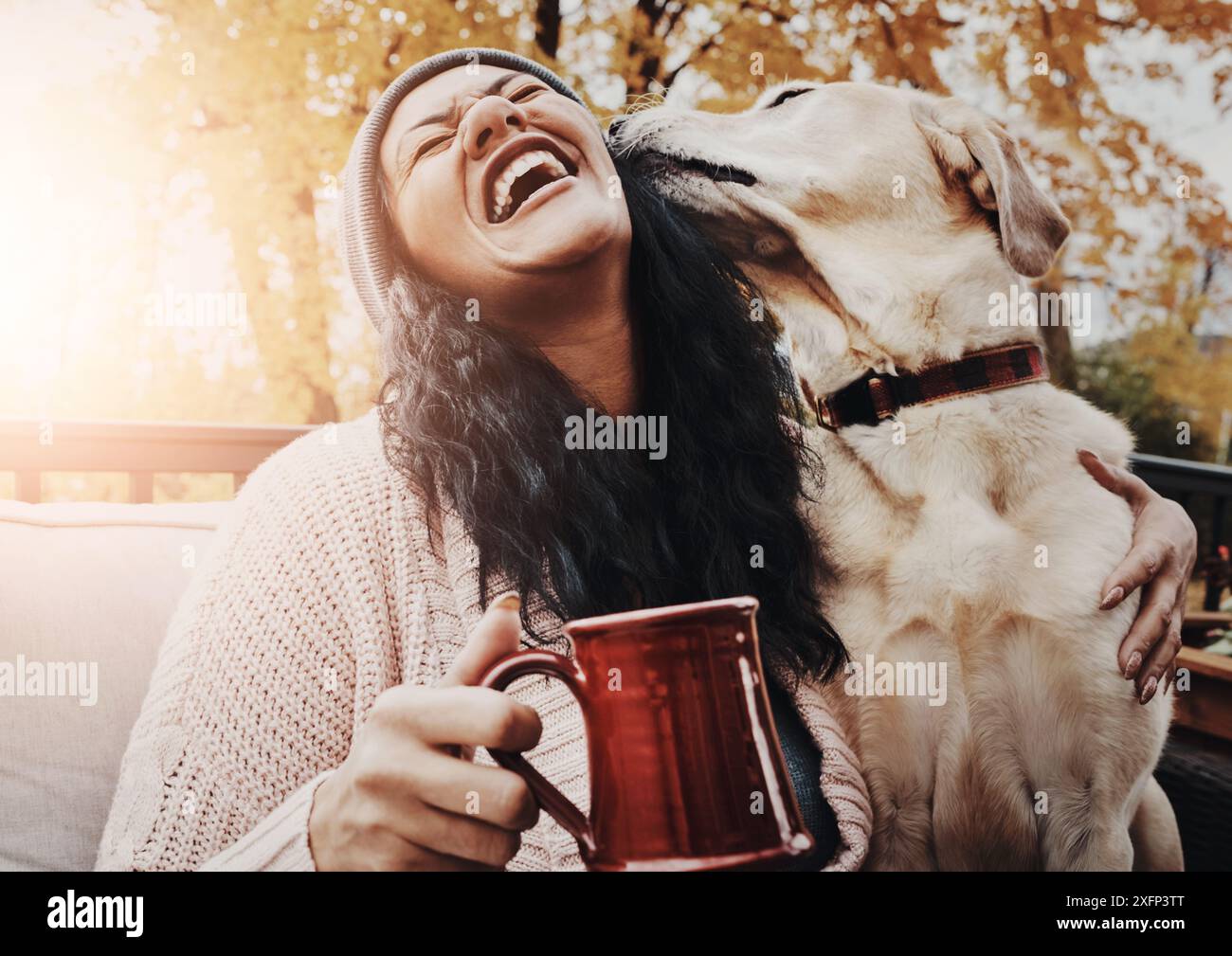 Felicità, donna e cane sulla panchina con caffè, eccitato e abbracciato in giardino. Salute mentale, persona femminile e animale di supporto emotivo in cortile per Foto Stock