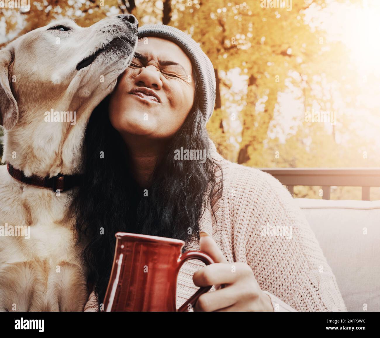 Felicità, donna e cane in panchina con caffè, eccitato e abbracciato in autunno. Salute mentale, persona femminile e supporto emotivo labrador in giardino per Foto Stock