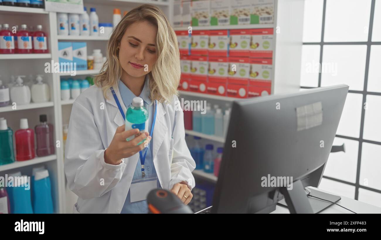 Una donna bionda farmacista valuta un prodotto in una farmacia luminosa con scaffali di articoli sanitari. Foto Stock