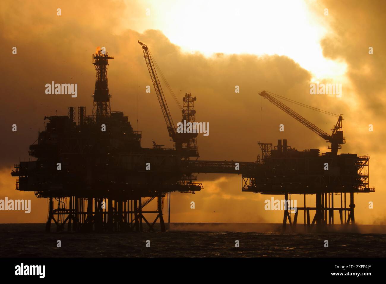 Tramonto sul giacimento petrolifero degli anni '40, Mare del Nord. Dicembre 2016. Foto Stock