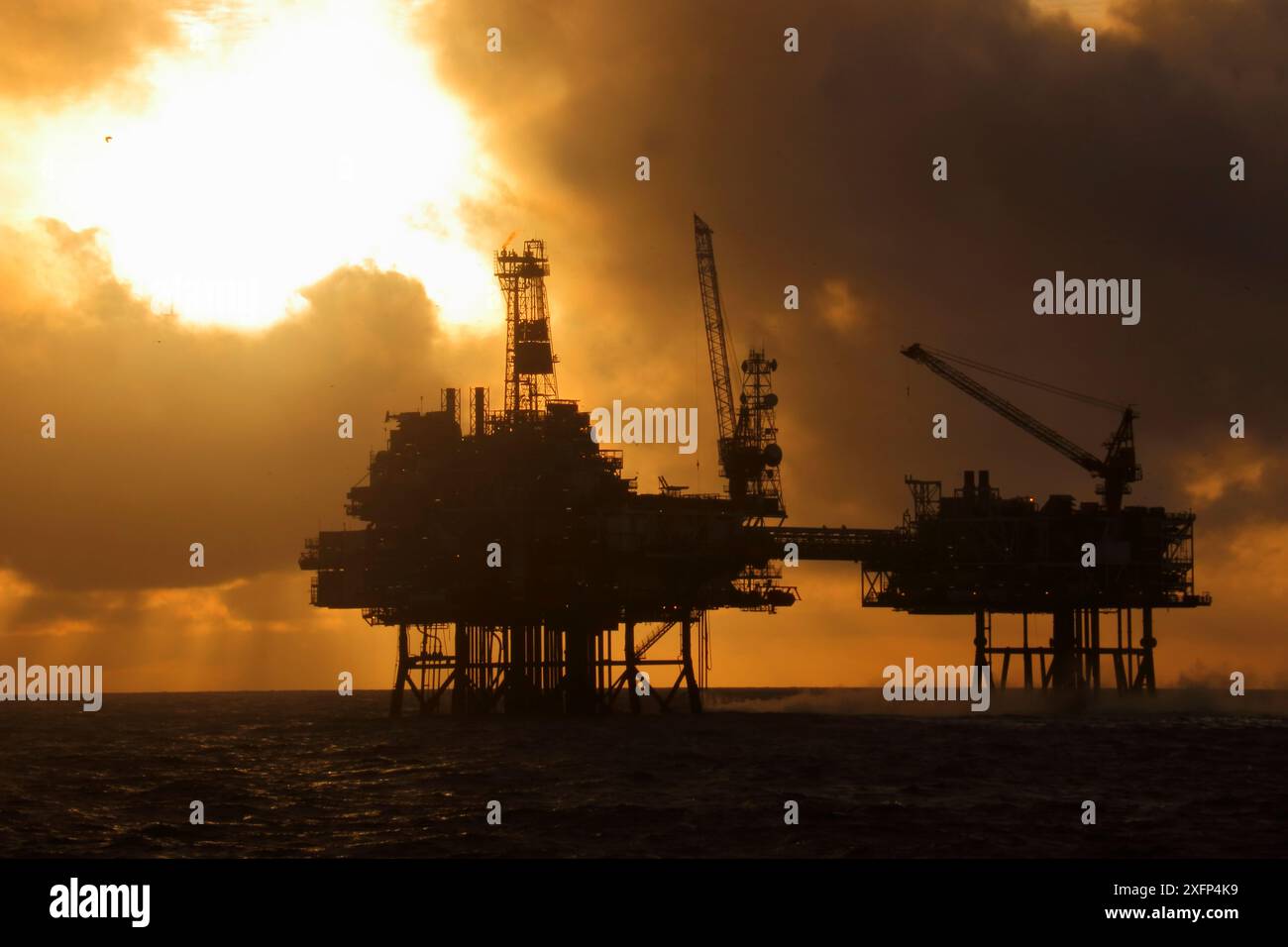 Tramonto sul giacimento petrolifero degli anni '40, Mare del Nord. Dicembre 2016. Foto Stock