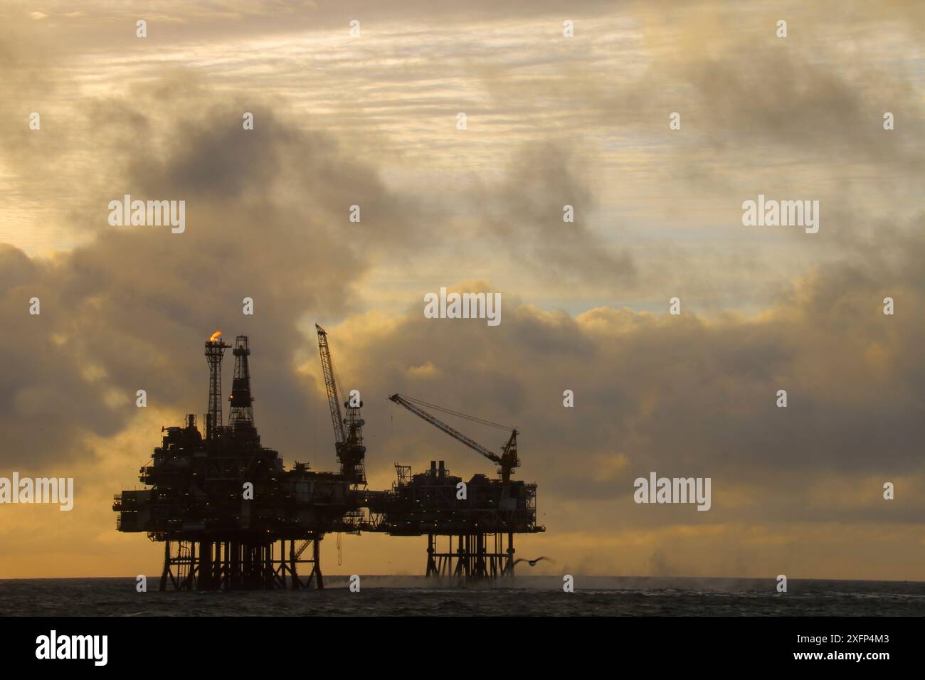 Tramonto sul giacimento petrolifero degli anni '40, Mare del Nord. Dicembre 2016. Foto Stock