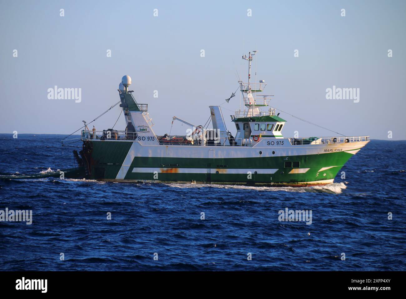 Peschereccio irlandese "Marliona" che pratica la pesca al merluzzo carbonaro nel Mare del Nord (Pollachius virens) sulla piattaforma continentale ad ovest della Scozia, Regno Unito, marzo 2016. Foto Stock