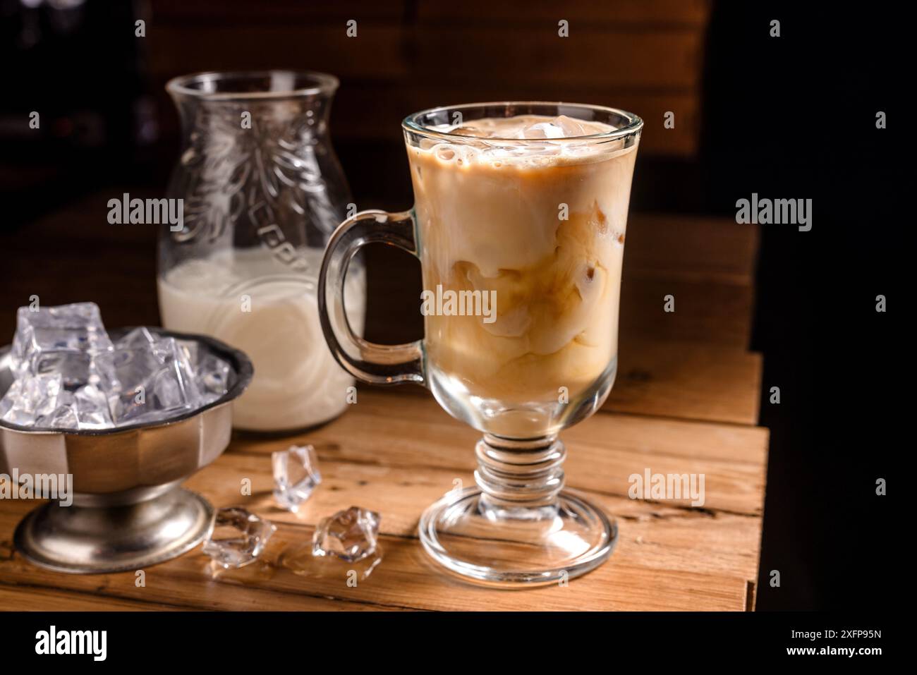 bevanda al caffè con gelato e ghiaccio su sfondo di legno scuro, bevanda tonica fredda Foto Stock