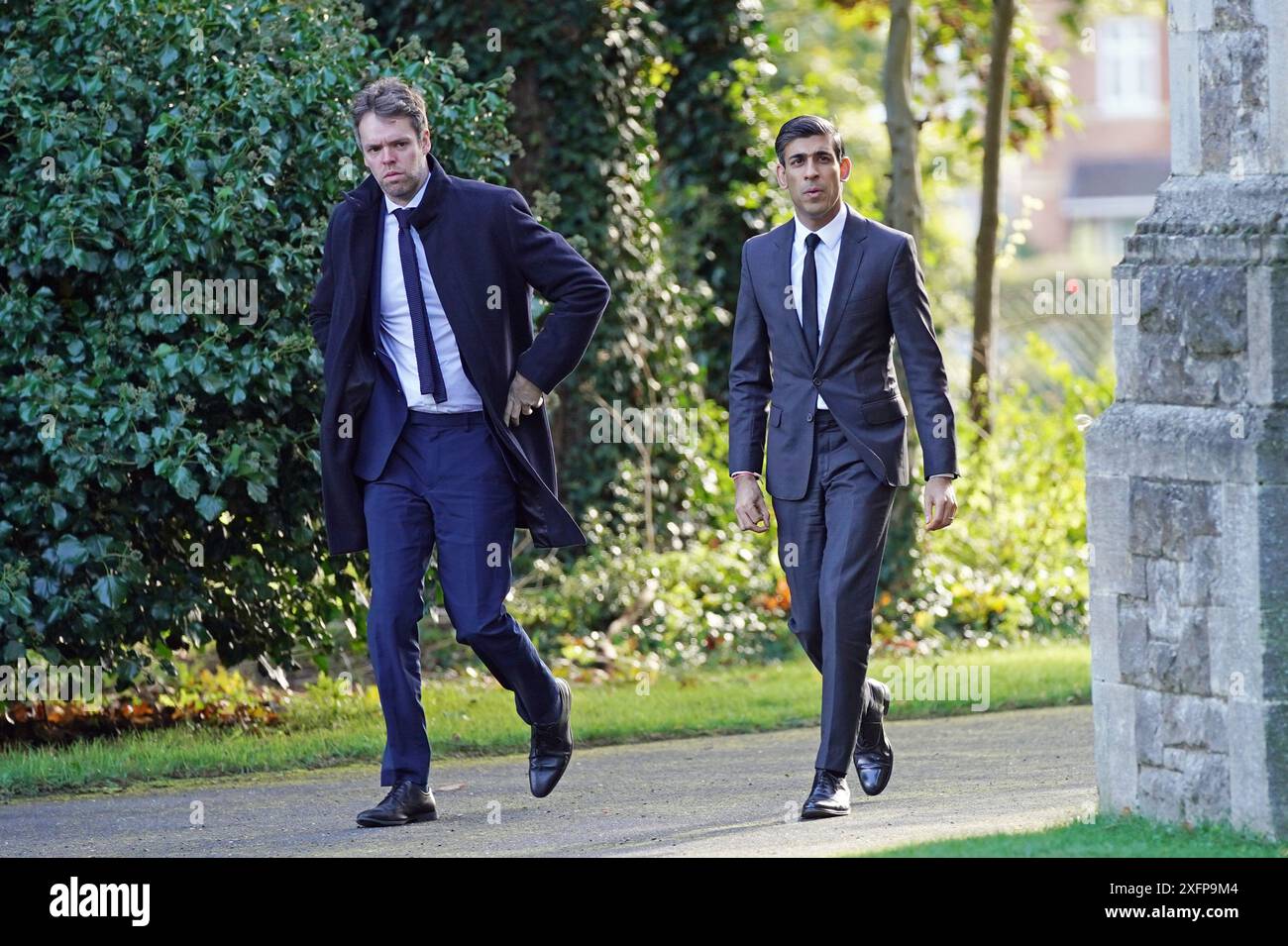 Foto del file del 21/10/2021 del consigliere speciale Liam Booth-Smith (a sinistra) arriva con il Cancelliere dello Scacchiere Rishi Sunak per il funerale di James Brokenshire alla chiesa di St John the Evangelist a Bexley, a sud-est di Londra. Sunak ha premiato il suo braccio destro Liam Booth-Smith con una parìa, annunciata meno di un'ora prima della chiusura dei sondaggi alle elezioni generali. Lord Booth-Smith, che era stato il capo di stato maggiore del signor Sunak a Downing Street, fu incluso nella lista degli onori per lo scioglimento del primo ministro. Data di pubblicazione: Giovedì 4 luglio 2024. Foto Stock