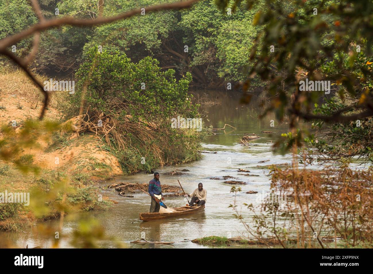 Pescatori che pescano illegalmente sul fiume Pendjari, al confine tra Benin e Bukina Faso. Parco nazionale di Pendjari, Benin. Foto Stock