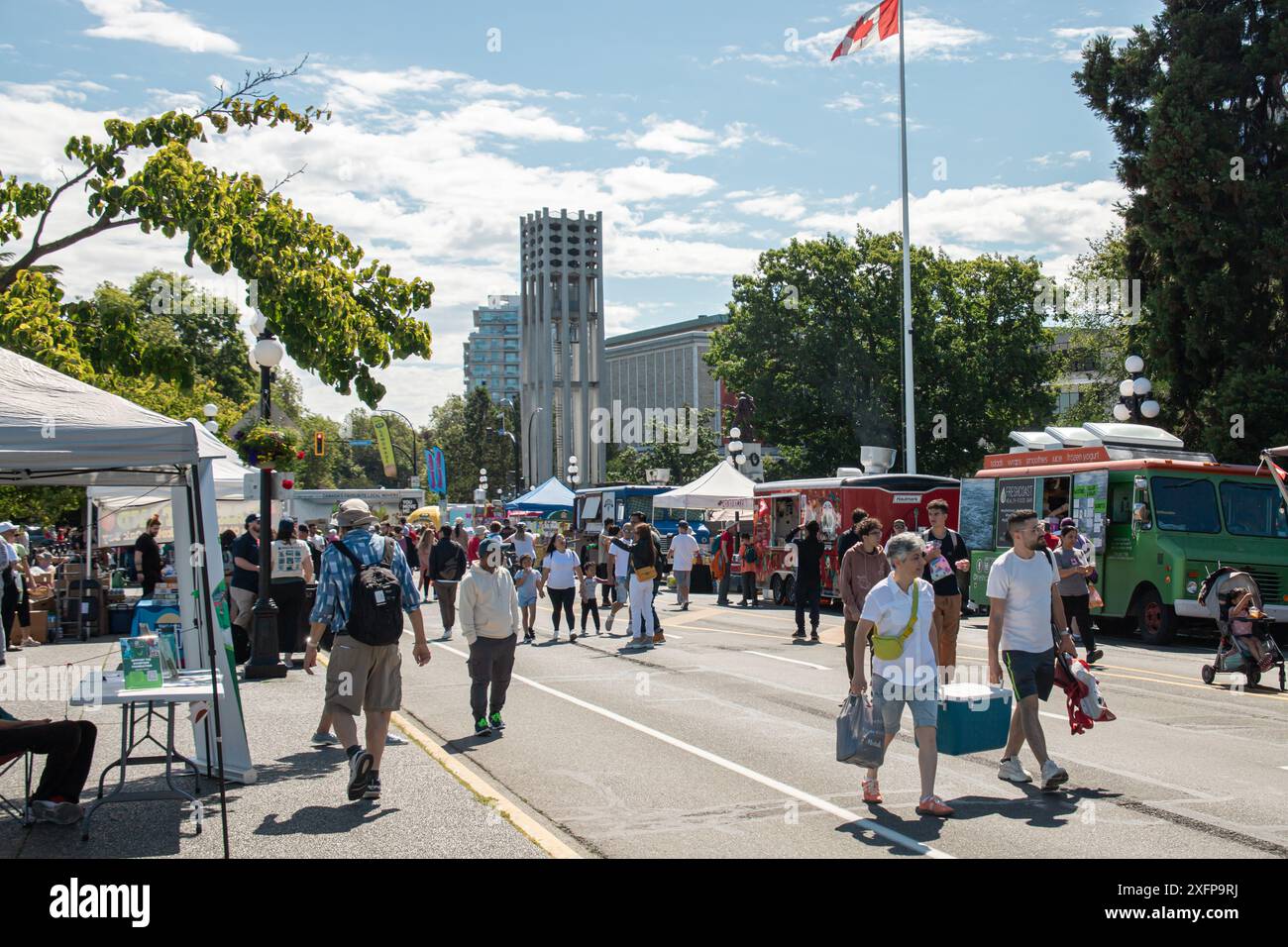 La folla si riunisce su Government Street per le celebrazioni del Canada Day, godendosi i camion del cibo, gli eventi e le festività sotto un cielo soleggiato. Foto Stock