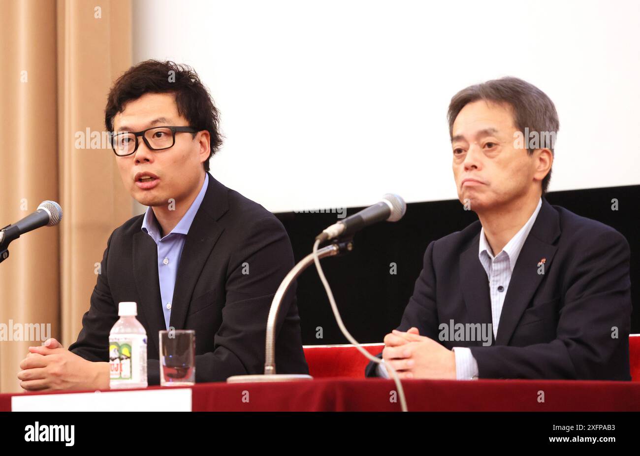 Tokyo, Giappone. 4 luglio 2024. L'auto volante del Giappone o l'impresa eVTOL il presidente di SkyDrive Tomohiro Fukuzawa (L) e il presidente della compagnia ferroviaria Kyushu (JR Kyushu) Yoji Furumiya (R) annunciano di aver accettato di avviare uno studio di fattibilità per sviluppare eVTOL nella resione di Kyushu, Giappone occidentale, in una conferenza stampa congiunta a Tokyo giovedì 4 luglio 2024. SkyDrive ha iniziato a produrre l'ultima eVTOL SD-05 con Suzuki Motor e la presenterà al World Expo Osaka/Kansai il prossimo anno. (Foto di Yoshio Tsunoda/AFLO) Foto Stock