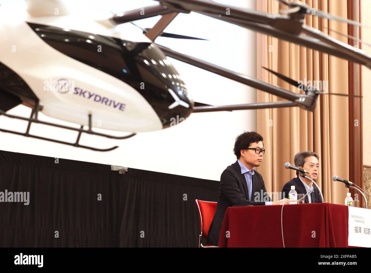 Tokyo, Giappone. 4 luglio 2024. L'auto volante del Giappone o l'impresa eVTOL il presidente di SkyDrive Tomohiro Fukuzawa (L) e il presidente della compagnia ferroviaria Kyushu (JR Kyushu) Yoji Furumiya (R) annunciano di aver accettato di avviare uno studio di fattibilità per sviluppare eVTOL nella resione di Kyushu, Giappone occidentale, in una conferenza stampa congiunta a Tokyo giovedì 4 luglio 2024. SkyDrive ha iniziato a produrre l'ultima eVTOL SD-05 con Suzuki Motor e la presenterà al World Expo Osaka/Kansai il prossimo anno. (Foto di Yoshio Tsunoda/AFLO) Foto Stock