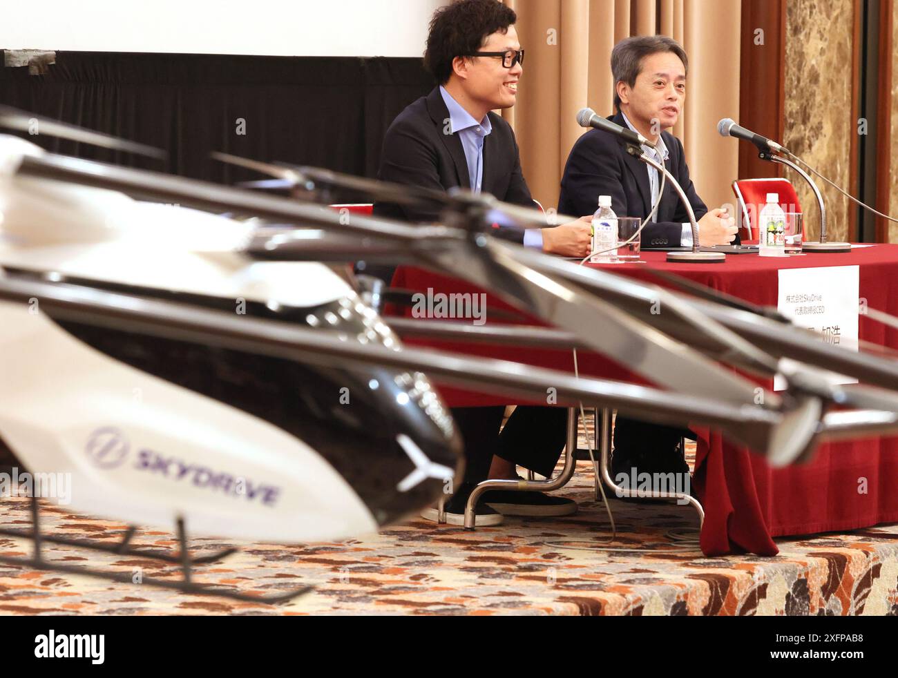 Tokyo, Giappone. 4 luglio 2024. L'auto volante del Giappone o l'impresa eVTOL il presidente di SkyDrive Tomohiro Fukuzawa (L) e il presidente della compagnia ferroviaria Kyushu (JR Kyushu) Yoji Furumiya (R) annunciano di aver accettato di avviare uno studio di fattibilità per sviluppare eVTOL nella resione di Kyushu, Giappone occidentale, in una conferenza stampa congiunta a Tokyo giovedì 4 luglio 2024. SkyDrive ha iniziato a produrre l'ultima eVTOL SD-05 con Suzuki Motor e la presenterà al World Expo Osaka/Kansai il prossimo anno. (Foto di Yoshio Tsunoda/AFLO) Foto Stock