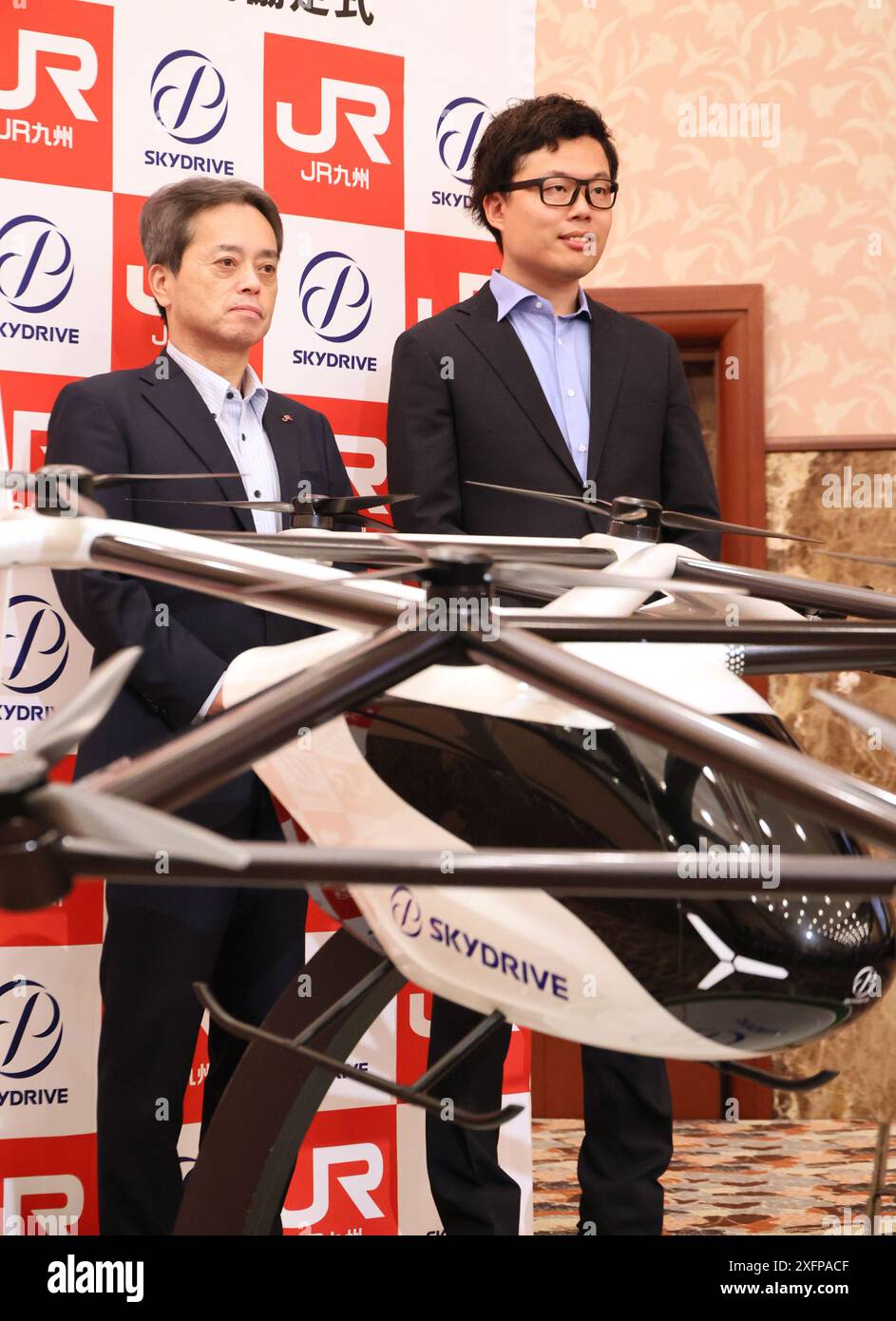 Tokyo, Giappone. 4 luglio 2024. Il presidente giapponese di SkyDrive Tomohiro Fukuzawa (R) e il presidente della compagnia ferroviaria Kyushu (JR Kyushu) Yoji Furumiya (L) si pongono per una foto, poiché hanno accettato di avviare uno studio di fattibilità per sviluppare eVTOL nella resione di Kyushu, Giappone occidentale, in una conferenza stampa congiunta tenutasi a Tokyo giovedì, 4 luglio 2024. SkyDrive ha iniziato a produrre l'ultima eVTOL SD-05 con Suzuki Motor e la presenterà al World Expo Osaka/Kansai il prossimo anno. (Foto di Yoshio Tsunoda/AFLO) Foto Stock