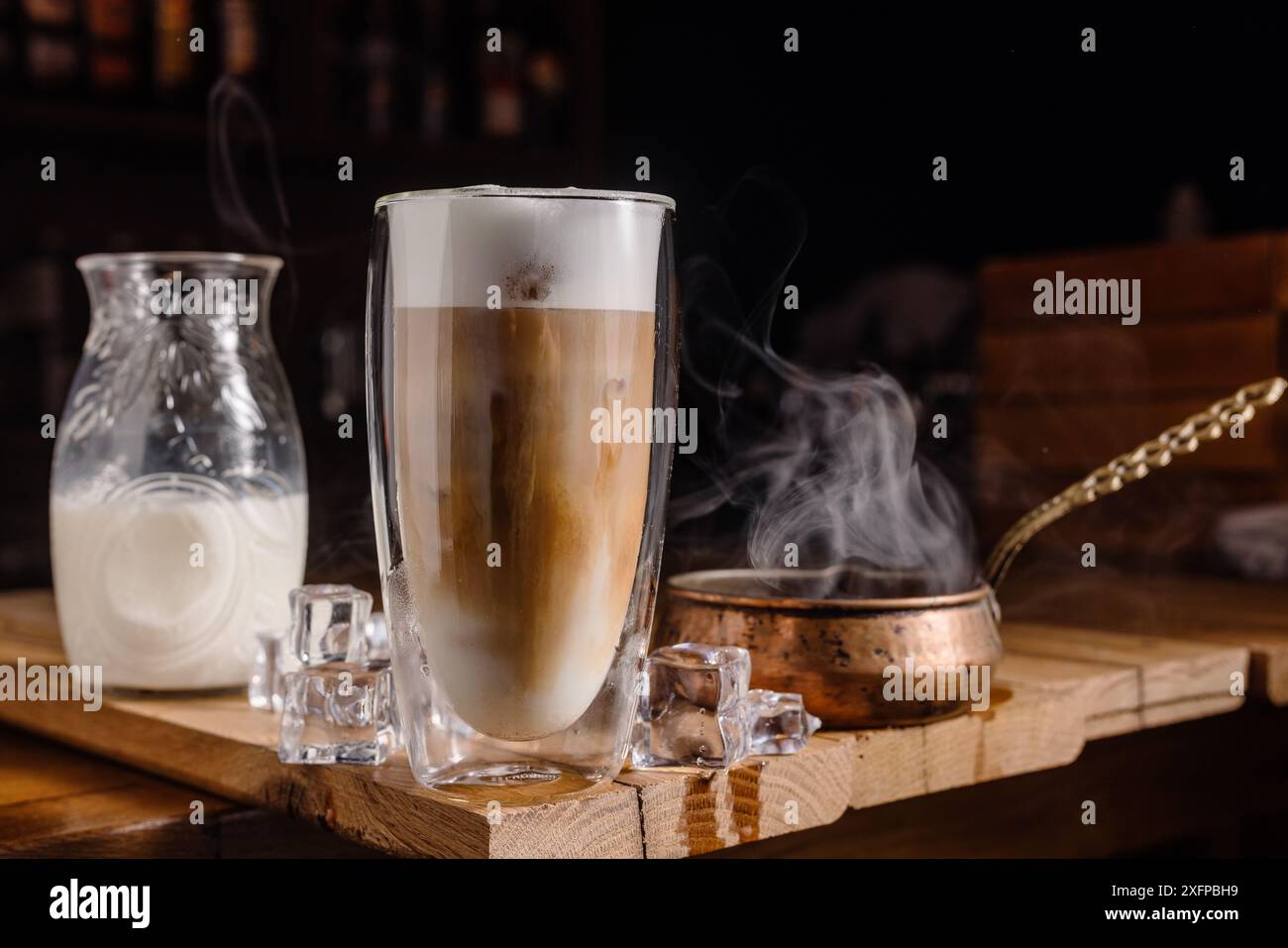 bevanda al caffè con gelato e ghiaccio su sfondo di legno scuro, bevanda tonica fredda Foto Stock