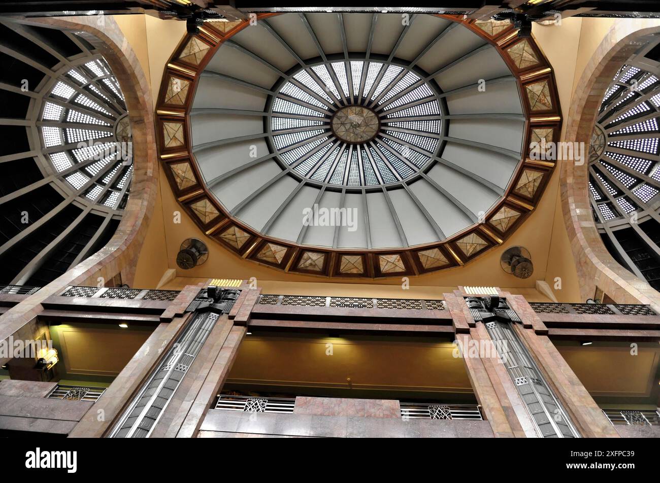 Città del Messico, Messico, America centrale, interni suggestivi con un grande soffitto a cupola in vetro che lascia entrare la luce Foto Stock