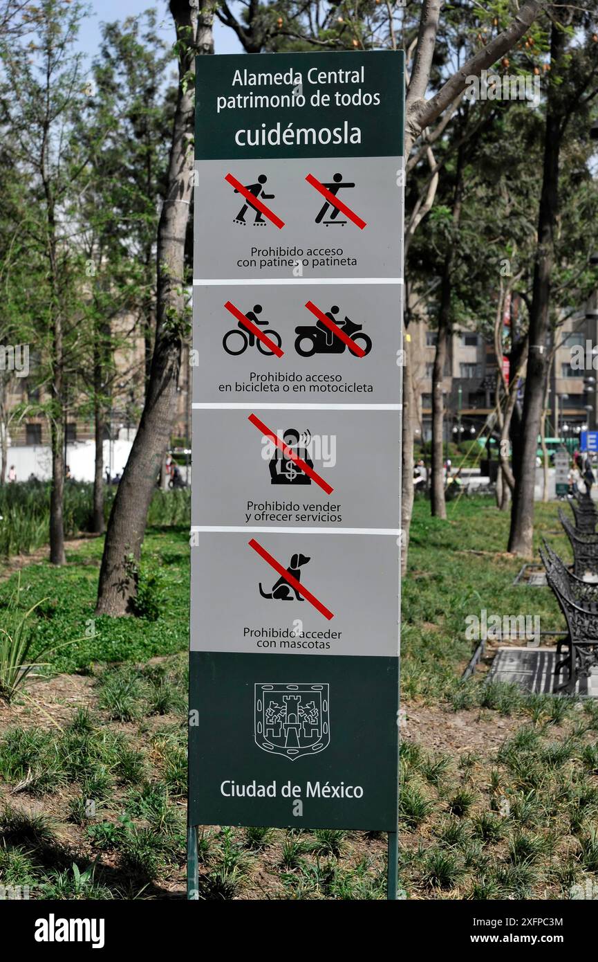 Città del Messico, Messico, America centrale, firma nel parco con cartelli di divieto per varie attività, circondato da alberi Foto Stock