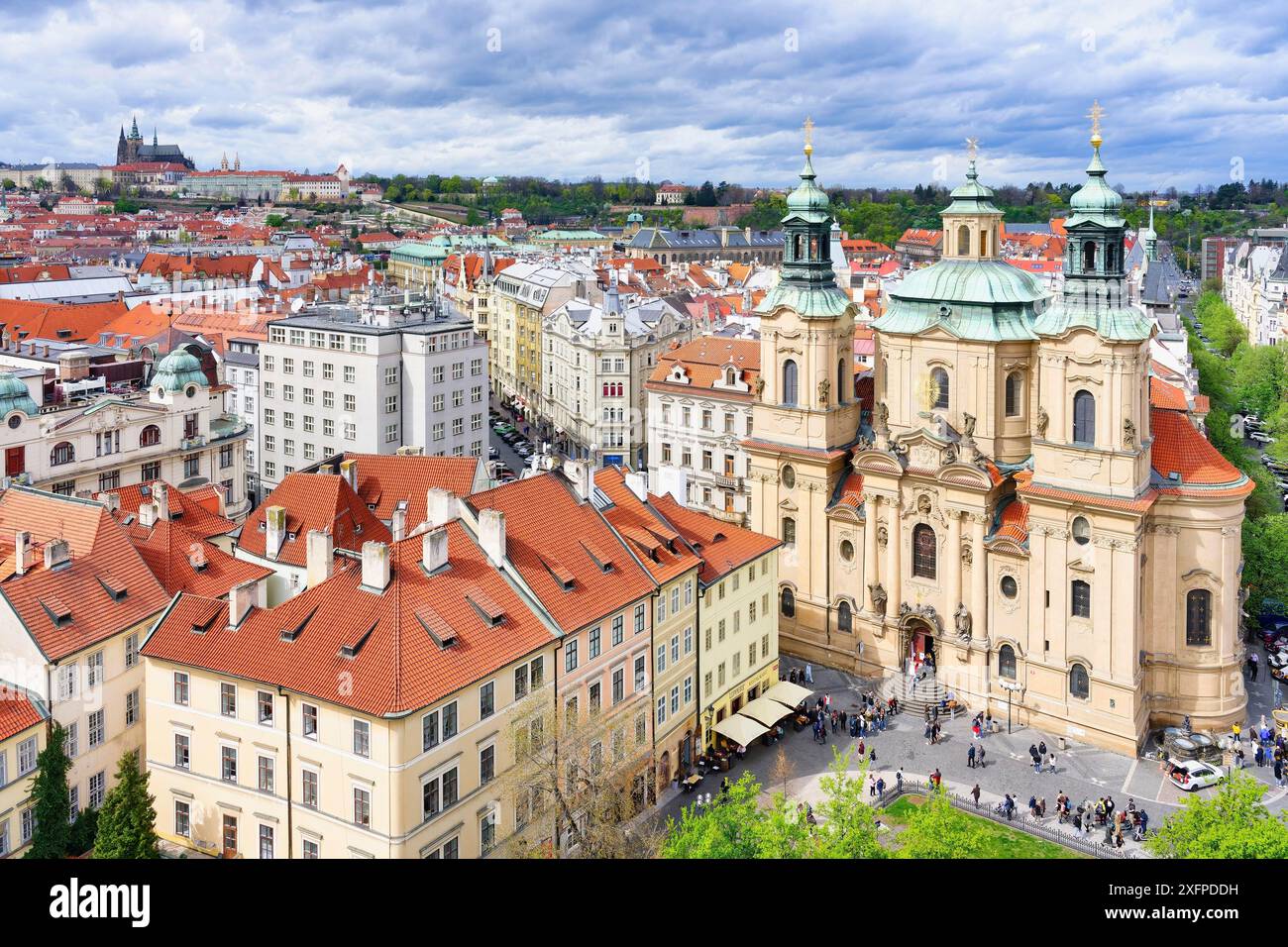 Vista aerea della chiesa di San Nicola, del castello e della cattedrale di Praga, di Praga, della Boemia, della Repubblica Ceca Foto Stock