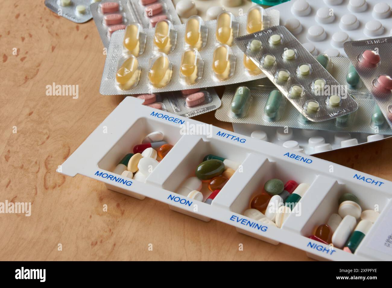 Scatola della medicina e molte medicine Foto Stock