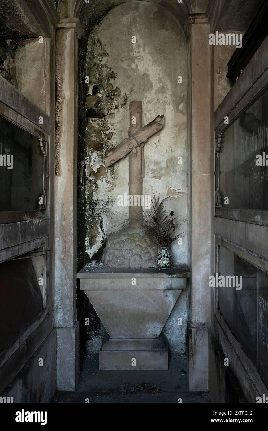 Vecchia camera di sepoltura in un cimitero in Portogallo Foto Stock