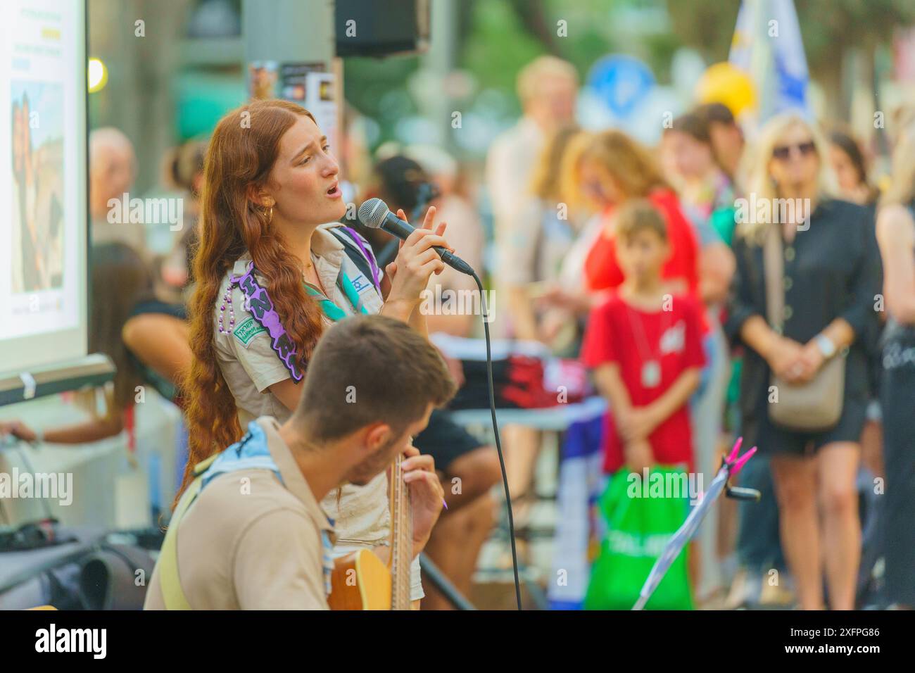 Haifa, Israele - 4 luglio 2024: Inbar Golan e Ofir Kori cantano alla folla in un'assemblea di sostegno alle famiglie degli ostaggi, Haifa, Israele Foto Stock