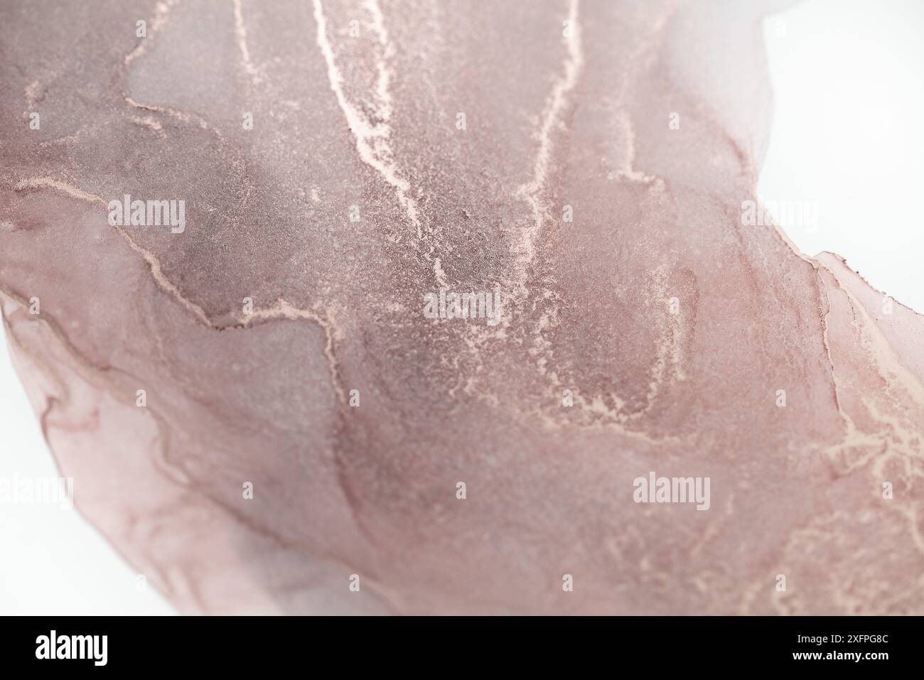 Primo piano di un dipinto astratto con motivi vorticosi di inchiostro rosa su sfondo bianco Foto Stock