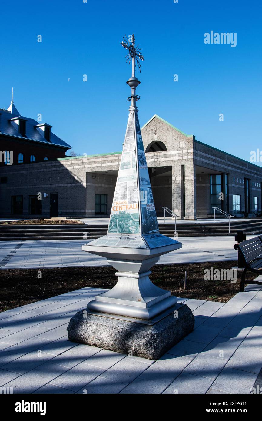 Monumento al ponte Pierre Laporte sul lungomare di Chem. Du Fleuve a Levis, Quebec, Canada Foto Stock