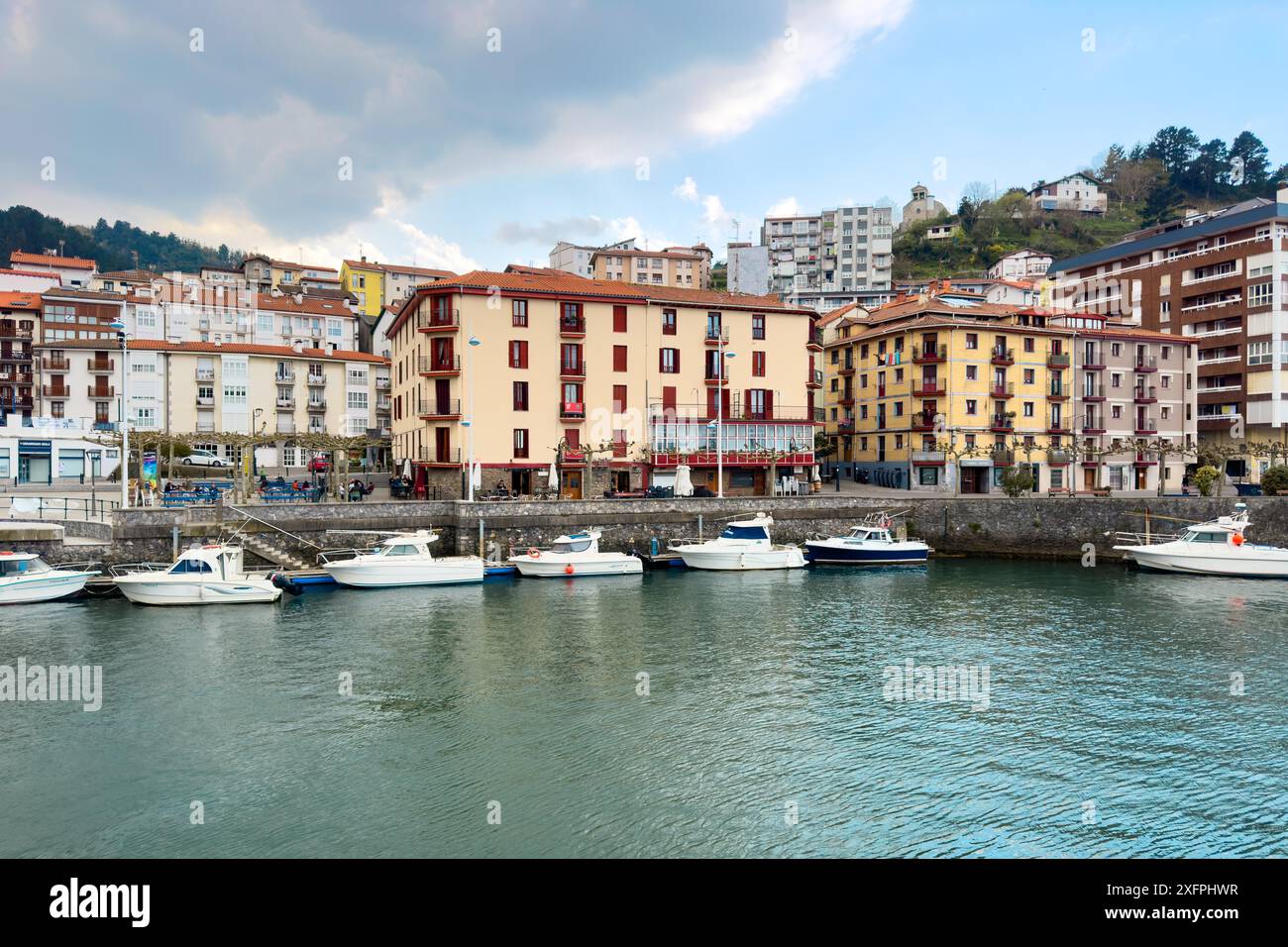 Bella città vecchia Ondarroa in Paesi Baschi, Spagna. Fotografia di alta qualità Foto Stock