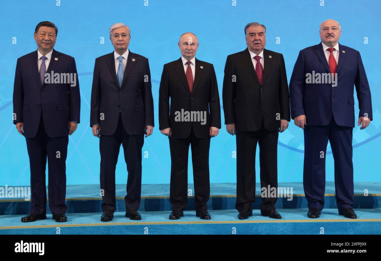 Astana, Kazakistan. 4 luglio 2024. I capi di Stato stanno per la foto di gruppo al Shanghai Cooperation Organization Summit, 4 luglio 2024, ad Astana, Kazakistan. Da sinistra a destra: Il presidente cinese Xi Jinping, il presidente kazako Kassym-Jomart Tokayev, il presidente russo Vladimir Putin, il presidente tagiko Emomali Rakhmon e il presidente bielorusso Alexander Lukashenko. Crediti: Gavriil Grigorov/piscina del Cremlino/Alamy Live News Foto Stock