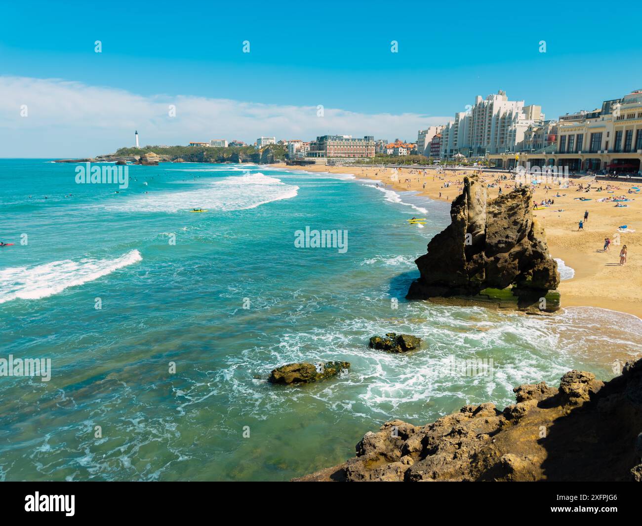 Paesaggio panoramico della spiaggia e della costa di Biarritz, famosa destinazione turistica in Francia. Fotografia di alta qualità Foto Stock