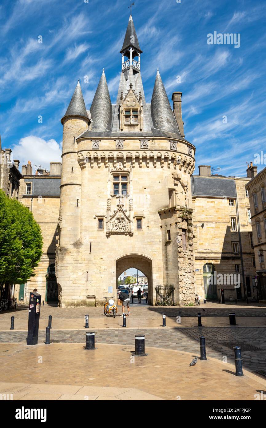 La porta o porta porte Cailhau è una splendida architettura gotica del XV secolo. È sia un cancello difensivo che un arco di trionfo. Bordeaux Foto Stock