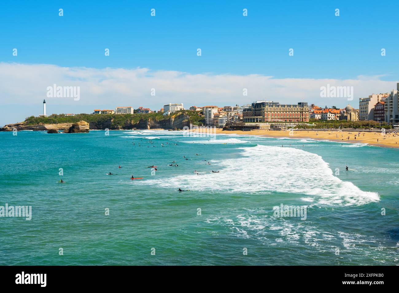 Paesaggio panoramico della spiaggia e della costa di Biarritz, famosa destinazione turistica in Francia. Fotografia di alta qualità Foto Stock