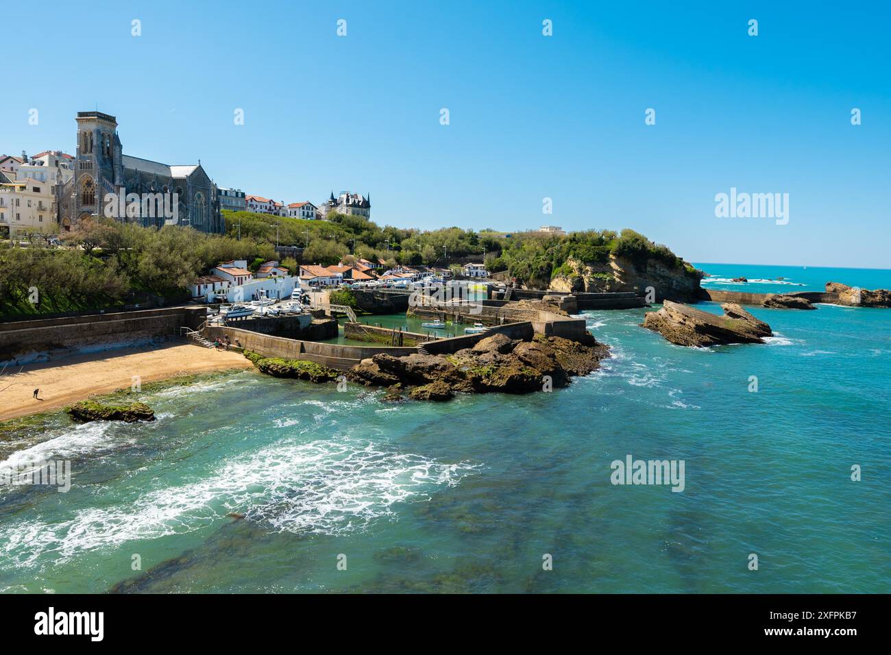 Paesaggio panoramico della spiaggia e della costa di Biarritz, famosa destinazione turistica in Francia. Fotografia di alta qualità Foto Stock