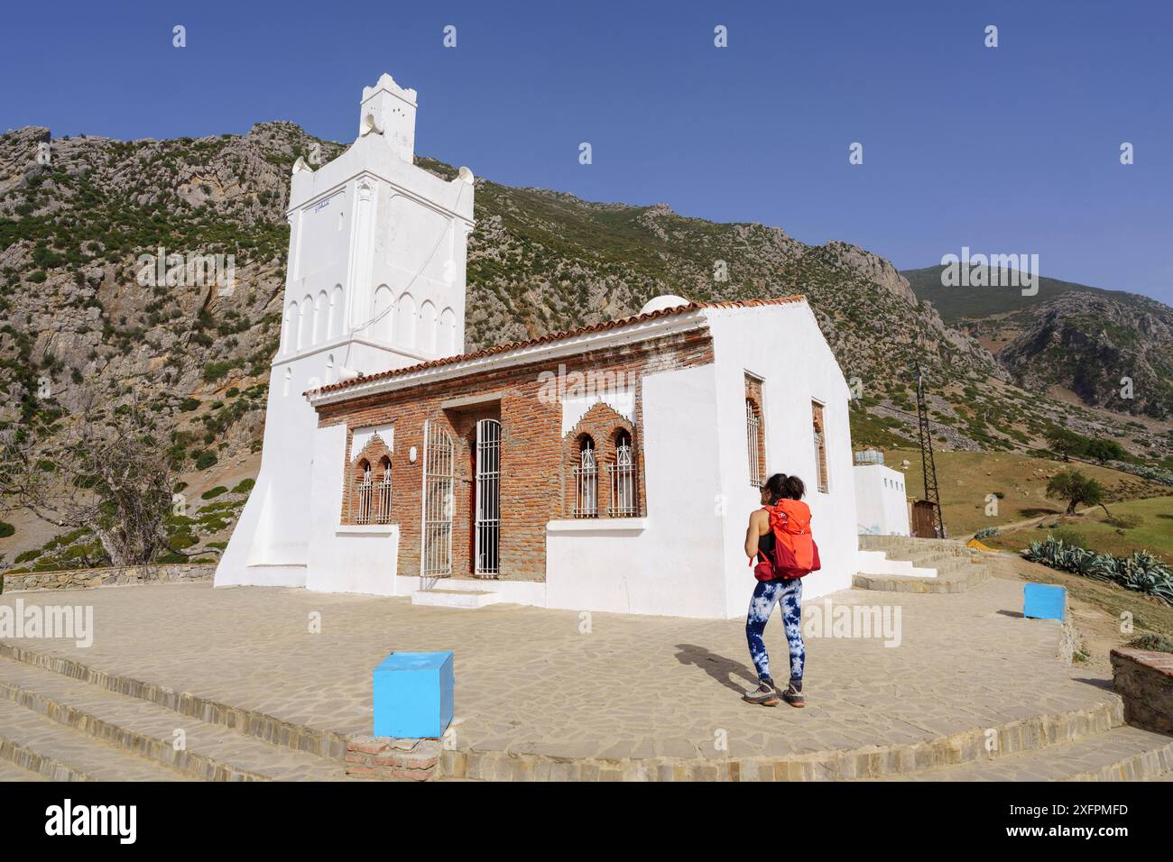 Donna con zaino davanti alla moschea spagnola, Jemaa Bouzafar, costruita dagli spagnoli in stile andaluso, Chauen, marocco Foto Stock