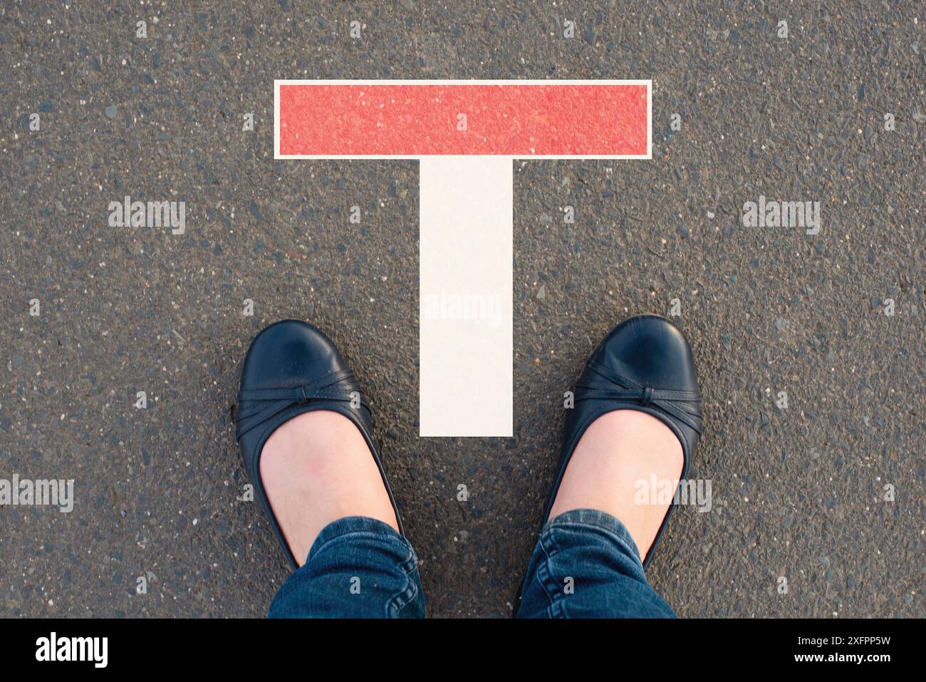 In piedi di fronte a un segno di vicolo cieco, bruciare e depressione, crisi personale, impasse di pensieri Foto Stock