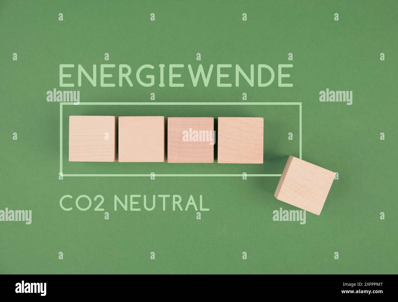 Transizione energetica, CO2 neutro è in lingua tedesca oltre alla barra di carico, riduce le emissioni di carbonio, energia elettrica rinnovabile sostenibile Foto Stock