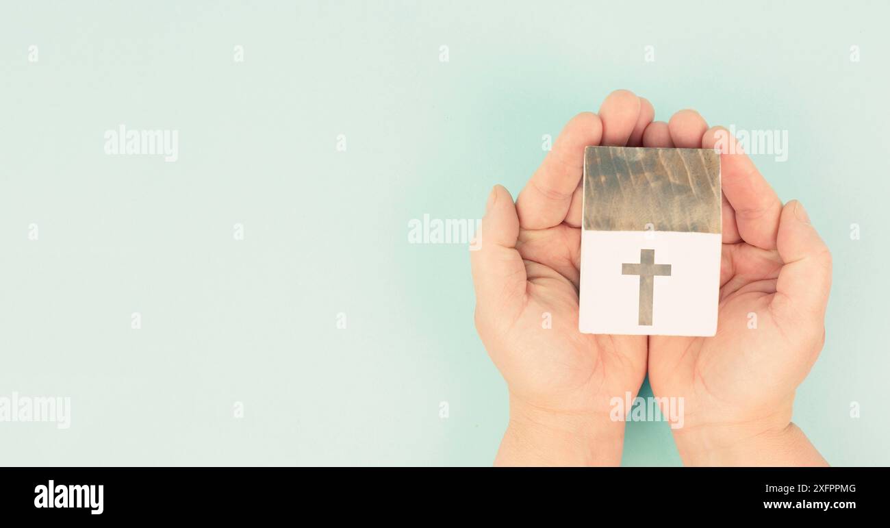 Casa in legno con croce religiosa, chiesa cristiana, concetto di fede e fede, comunità cattolica e protestante Foto Stock