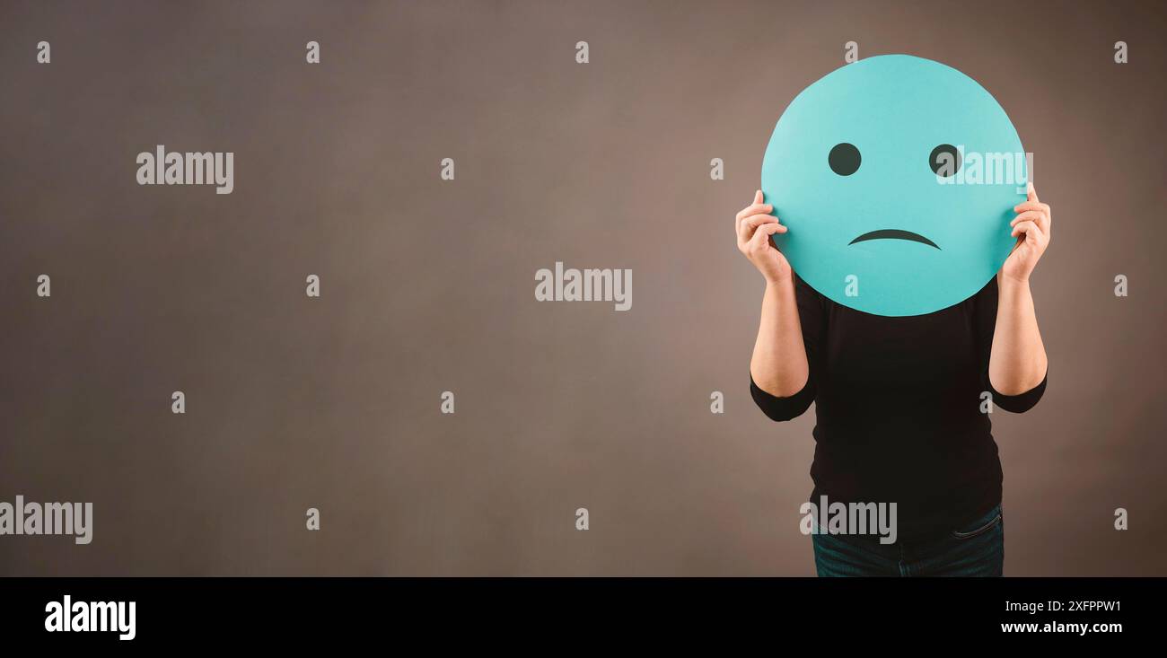 Volto triste, concetto di salute mentale, emozione negativa, depressione, stress e pressione Foto Stock