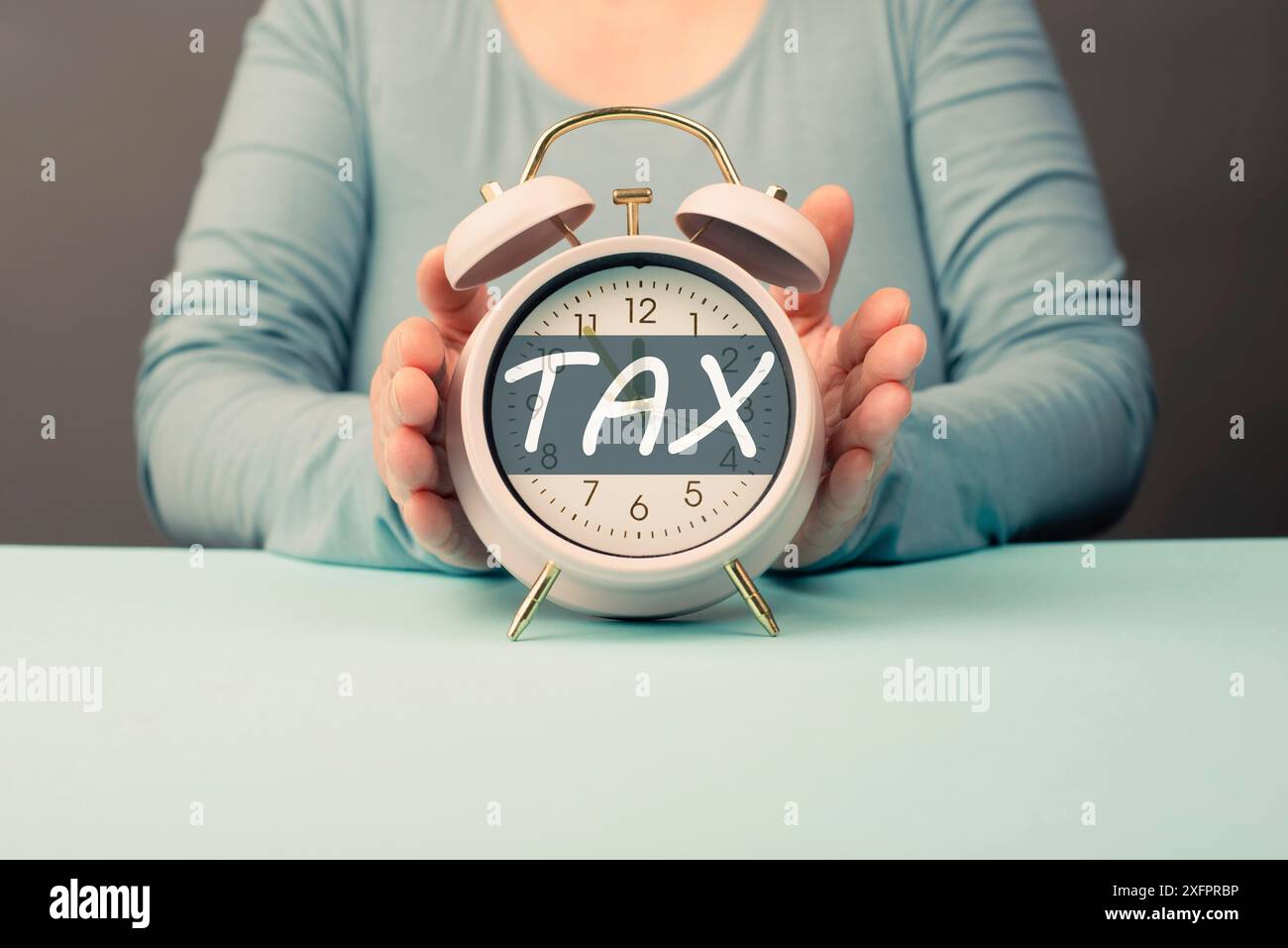 Ora fiscale, sveglia per la tassazione, scadenza per il pagamento, reddito finanziario, dichiarazione delle tasse Foto Stock