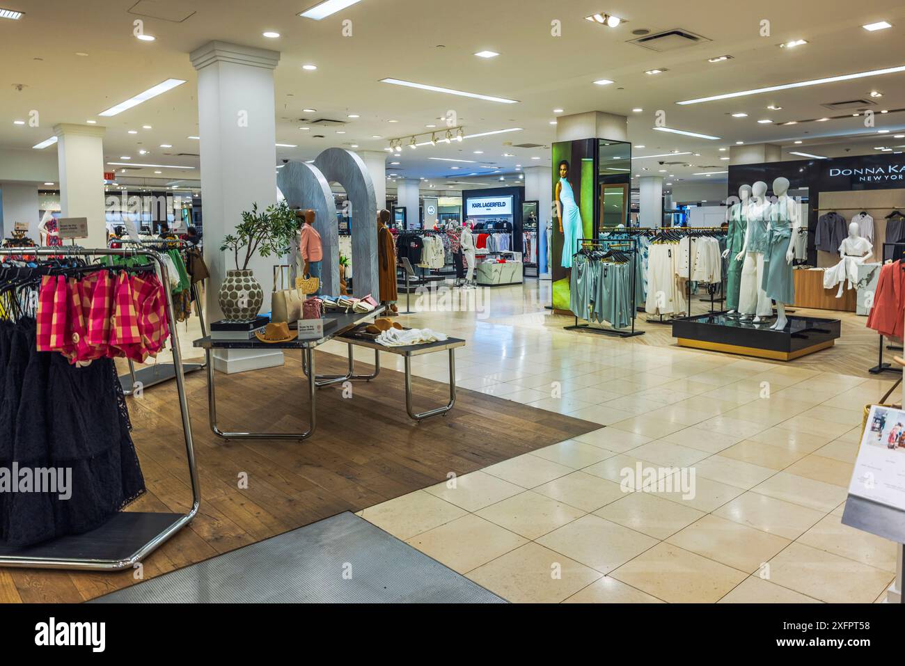 Vista interna di Macy's a New York, con varie sezioni con abbigliamento e articoli di arredamento per uomo e donna, ben illuminata con illuminazione a soffitto Foto Stock