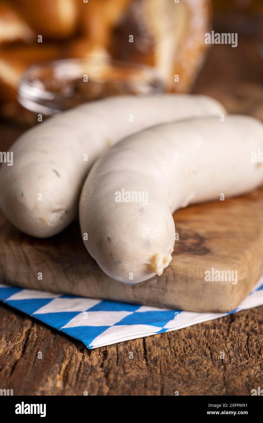 Due salsicce di vitello bavaresi su legno Foto Stock