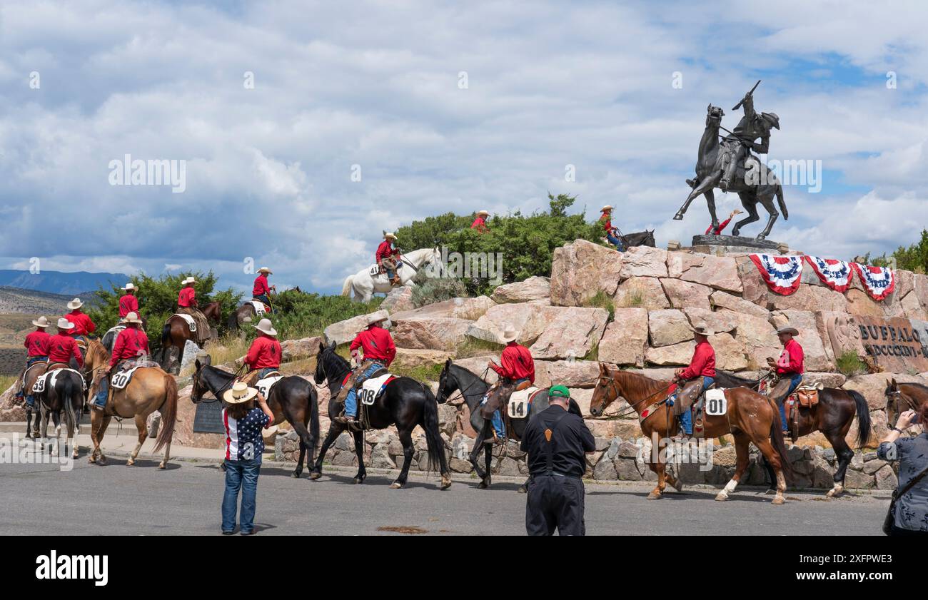Il centesimo anniversario della statua di bronzo "The Scout" di Buffalo Bill Cody è stato celebrato il 4 luglio 2024, Cody, Wyoming. Gradini di salita per il saluto dei cavalieri. Foto Stock